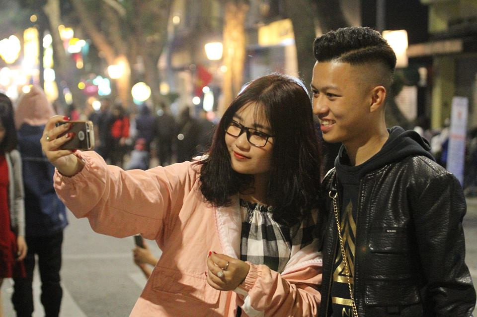 Các bạn trẻ tranh thủ "check in" trước thời khắc giao thừa.