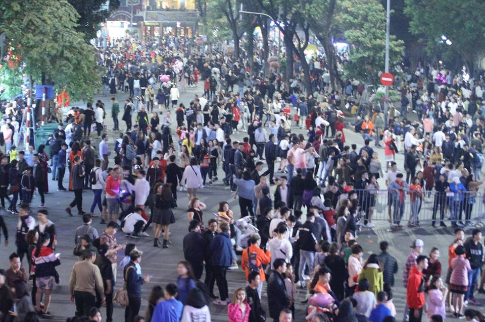 Người dân chờ giây phút giao thừa.