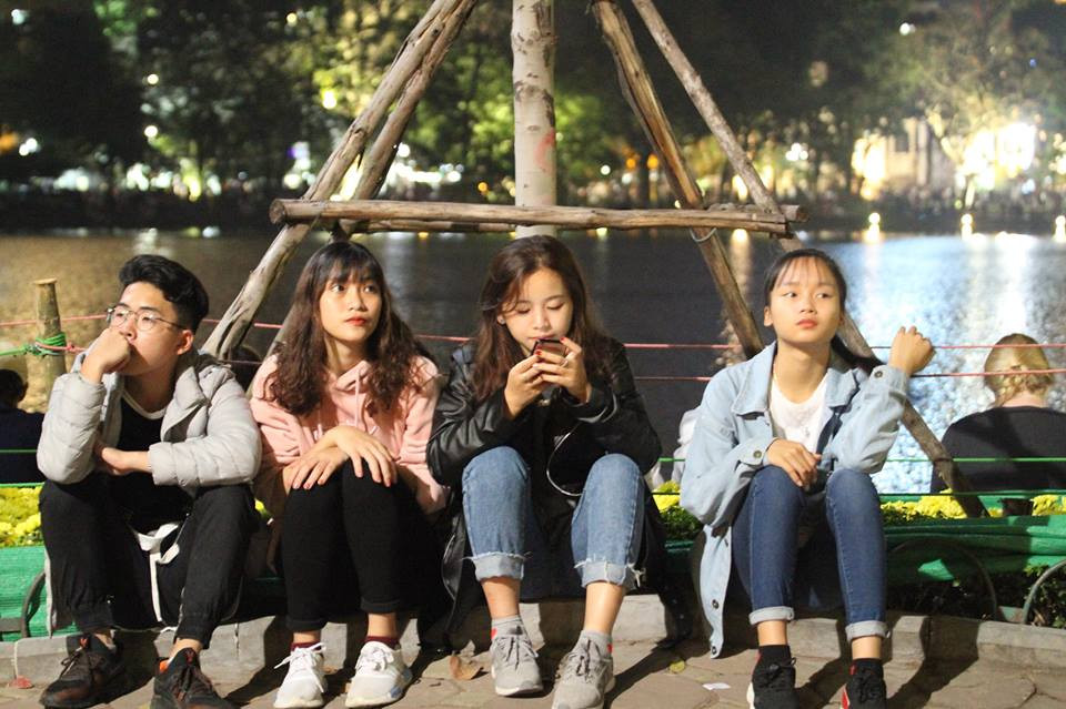 Mọi người phải giữ chỗ để có vị trí quan sát pháo hoa đẹp nhất.