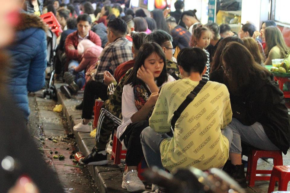 Giới trẻ háo hức chờ xem màn bắn pháo hoa chào năm mới.