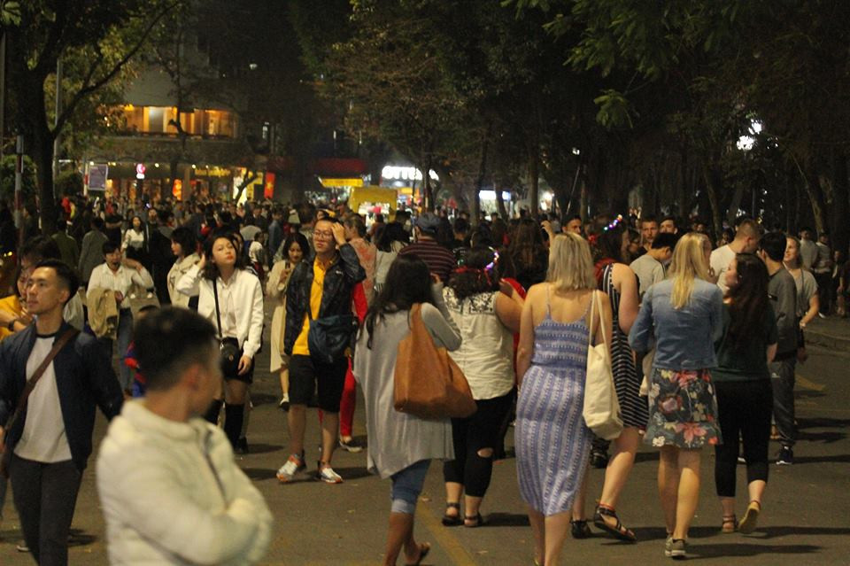 Càng gần giao thừa, dòng người đổ về Hồ Gươm càng đông.