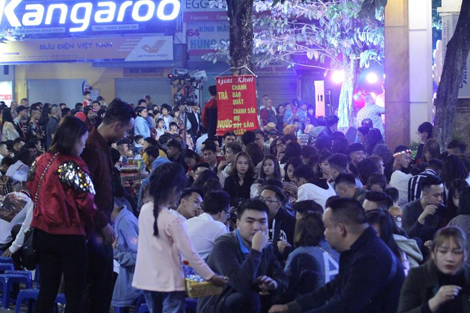 Các hàng quán đắt khách.