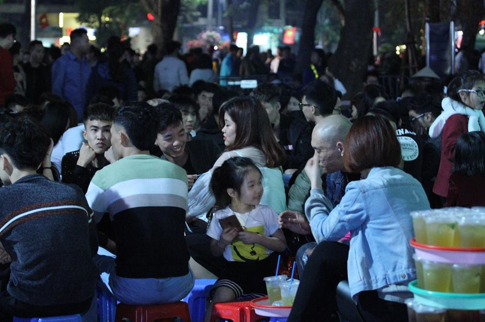 Tận dụng việc bắn pháo hoa, nhiều chủ hàng giải khát đã đua ra vỉa hè sát Hồ Gươm để bán hàng mặc cho lực lượng chức năng đã giải toả để phục vụ người dân xem bắn pháo hoa.