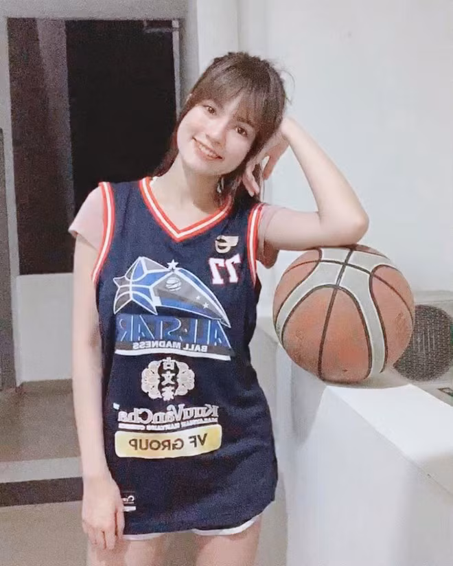 9X Malaysia bày tỏ niềm yêu thích với bóng rổ tại trang cá nhân. Cô thường xuyên đăng ảnh tập luyện môn thể thao này và tới sân xem thi đấu. Nhờ sức ảnh hưởng trên mạng và tình yêu dành cho bóng rổ, Lowitz mới đây được mời làm đại sứ tuyên truyền cho Giải bóng rổ quốc gia Malaysia. "Hot girl bóng rổ", "Nữ thần bóng rổ" là những cái tên được nhiều người ưu ái gọi 9X.