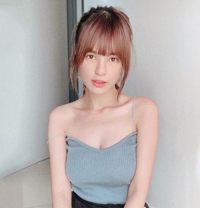 Lowitz sử dụng thành thạo tiếng Trung Quốc, Malaysia và tiếng Anh. "Bông hồng lai" được khen có gương mặt ngây thơ và thân hình đồng hồ cát quyến rũ. Hiện trang cá nhân của cô có gần 60.000 lượt theo dõi.