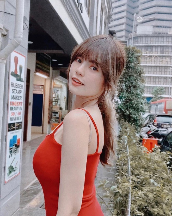 Lowitz từng bày tỏ người cô yêu thương và có sức ảnh hưởng nhất tới mình là mẹ. Trong "Ngày của mẹ" năm ngoái, hot girl từng tự làm một chiếc ô gắn đầy tiền và tổ chức một bữa tiệc nhỏ tặng mẹ.