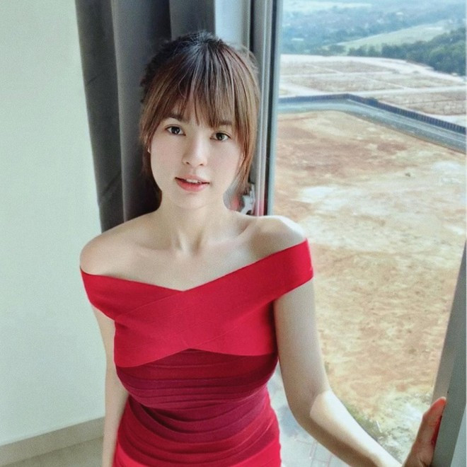 Bên cạnh đó, "bông hồng lai" còn có khả năng chơi đàn cello. "Video", "Cello", "Bóng rổ" cũng là 3 điều nổi bật Lowitz dùng để miêu tả về mình tại trang cá nhân.