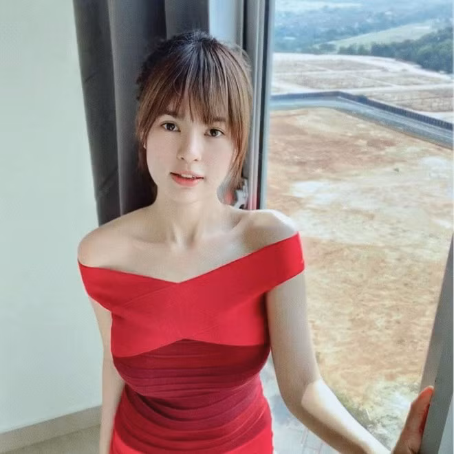 Bên cạnh đó, "bông hồng lai" còn có khả năng chơi đàn cello. "Video", "Cello", "Bóng rổ" cũng là 3 điều nổi bật Lowitz dùng để miêu tả về mình tại trang cá nhân.