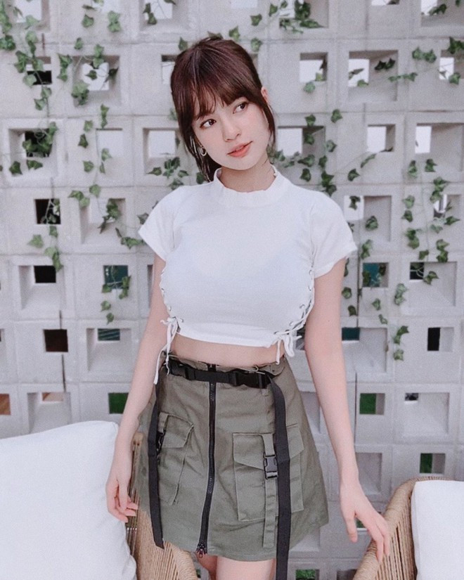 Thường ngày, hot girl 23 tuổi theo đuổi phong cách trẻ trung, năng động song khi "lên đồ" những bộ cánh quyến rũ, 9X "gây thương nhớ" cho nhiều người bằng vẻ cuốn hút, trưởng thành.