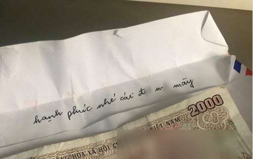 Tinh cu cua chong gui phong bi mung cuoi 2.000 dong kem cau chui the