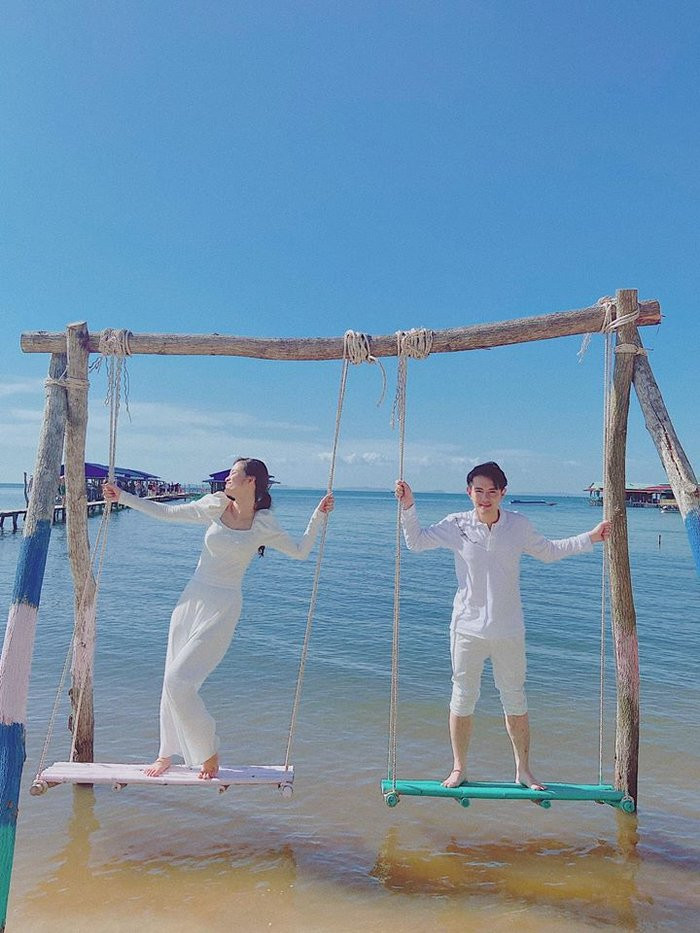 Dong Nhi va Ong Cao Thang van mac co khi duoc goi la 'vo chong son'