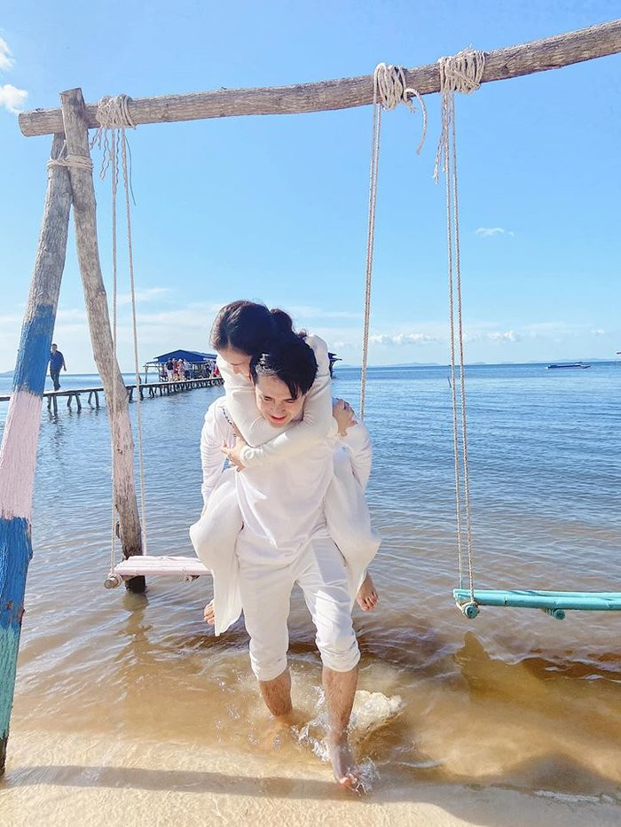 Dong Nhi va Ong Cao Thang van mac co khi duoc goi la 'vo chong son'-Hinh-2