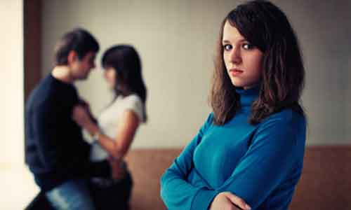 Nu giao vien uat nghen bat gap chong ngoai tinh trong sinh nhat ban