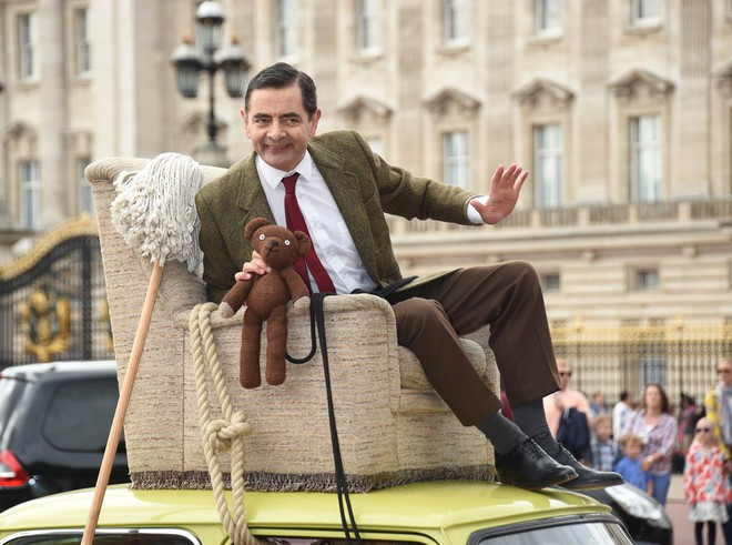 Danh hài nước Anh chạm đến đỉnh cao sự nghiệp khi ông hoá thân thành nhân vật Mr. Bean khù khờ, dễ mến trong bộ phim cùng tên. Series sitcom này nhanh chóng đưa tên tuổi Atkinson vượt ra khỏi biên giới nước Anh và trở thành một hiện tượng toàn cầu, điều mà ông có nằm mơ cũng không dám nghĩ đến.