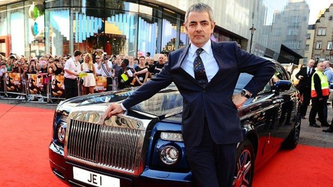 Với gia sản kếch xù đó, Rowan Atkinson được biết đến là một tay chơi sành điệu bậc nhất nước Anh. Tài tử Mr. Bean thích sở hữu những chú “chiến mã” có thiết kế cổ điển như Renault 5 GT Turbo, Austin Metro... và thường lái siêu xe đi dạo phố. Tuy nhiên, ông cũng bị chỉ trích vì bỏ vợ để đến với người tình trẻ hơn mình 28 tuổi. Đầu năm 2019, tài tử 64 tuổi tuyên bố nghỉ diễn 1 năm để ở nhà chăm con cho người tình mới.
