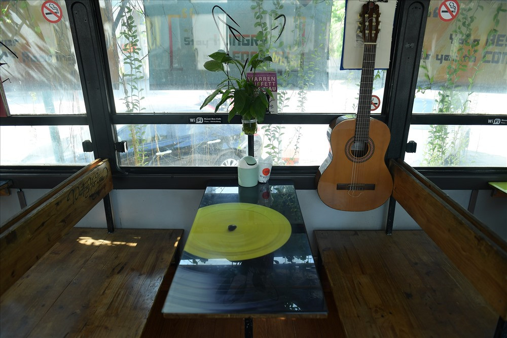 Được biết, quán cà phê được tận dụng từ chiếc xe buýt cũ hỏng đã tồn tại gần 4 năm tại góc sân Metro Hà Đông, Tô Hiệu, Hà Đông, Hà Nội.