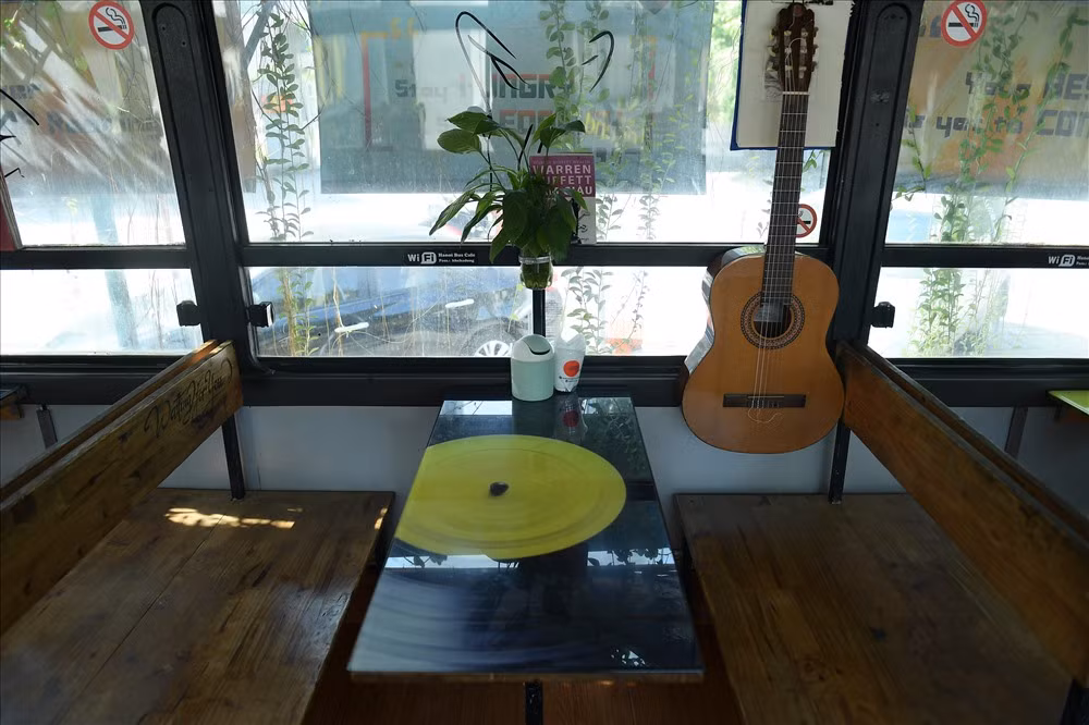 Được biết, quán cà phê được tận dụng từ chiếc xe buýt cũ hỏng đã tồn tại gần 4 năm tại góc sân Metro Hà Đông, Tô Hiệu, Hà Đông, Hà Nội.