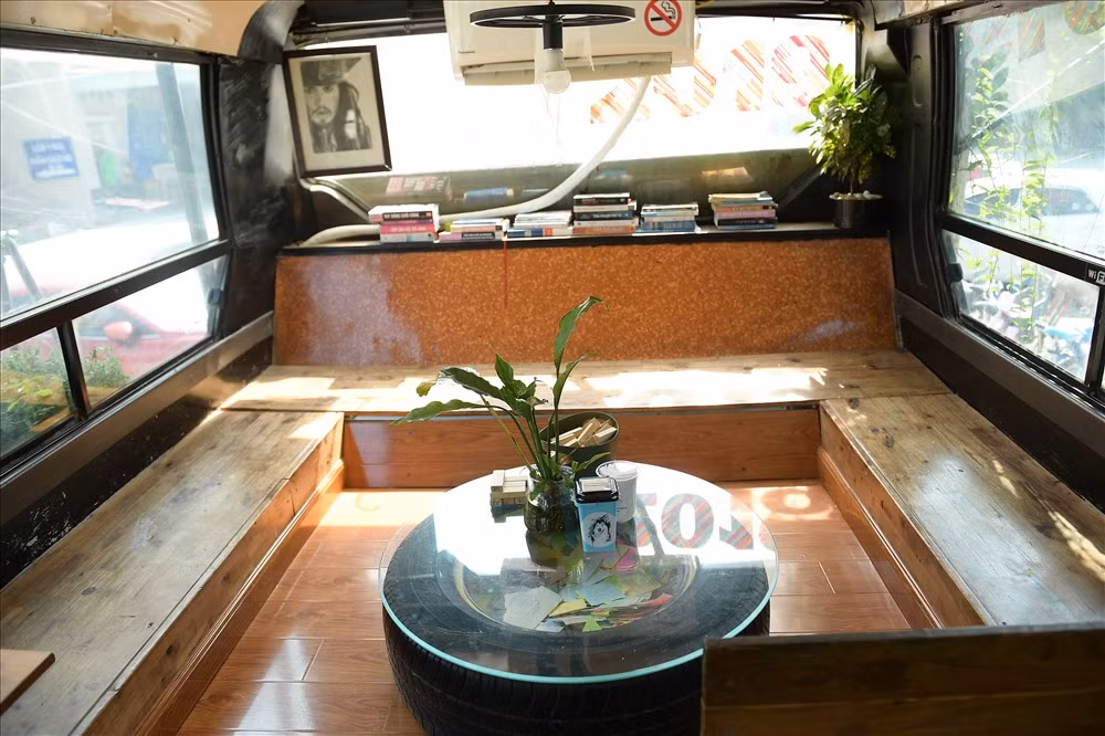 Lốp ôtô được tận dụng làm bàn uống cà phê.