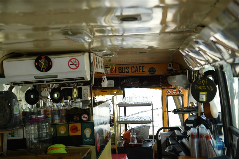 Mặt đồng hồ được làm từ chiếc nghe nhạc cũ hỏng.