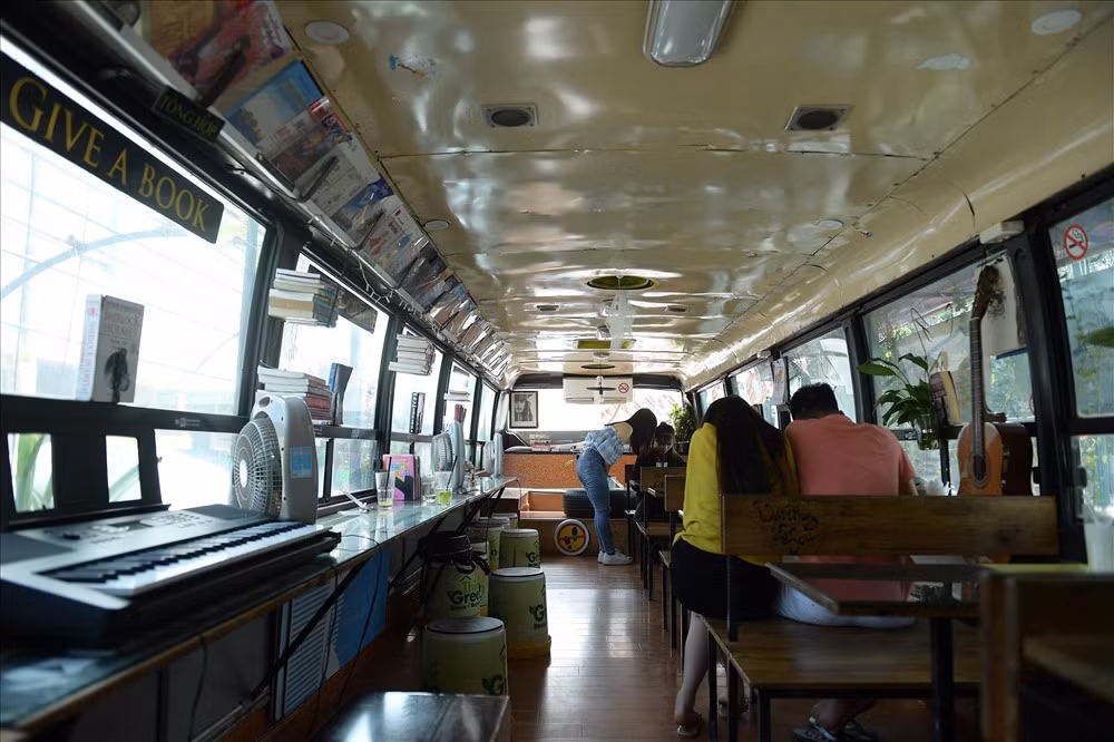 Đến quán cà phê cùng 3 người bạn, Cẩm Linh (Cầu Giấy - Hà Nội) cho biết: "Bản thân mình là từng tham gia rất nhiều câu lạc bộ bảo vệ môi trường nên mình hiểu được tầm quan trọng của việc tái chế. Mình hi vọng sẽ có nhiều hơn nữa những ý tưởng như thế này để có thể truyền cảm hứng tới mọi người về việc bảo vệ môi trường".