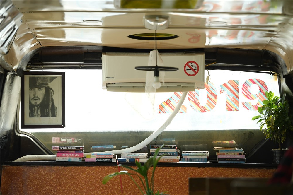 Ngoài ra, bên trong quán còn có khá nhiều sách, phù hợp với nhiều lứa tuổi.