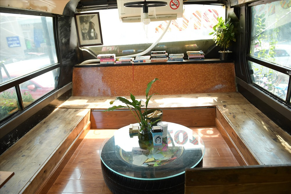 Lốp ôtô được tận dụng làm bàn uống cà phê.