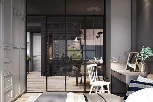 Một bàn trang điểm đặt giữa giường và tường kính. Cửa trượt không chiếm diện tích giúp cho phòng ngủ luôn yên tĩnh.