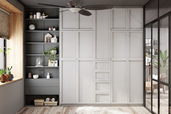 Tủ quần áo và giá sách Bespoke xếp dọc theo bức tường đối diện.