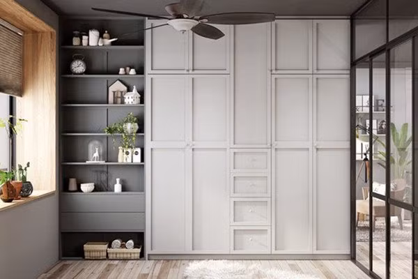 Tủ quần áo và giá sách Bespoke xếp dọc theo bức tường đối diện.