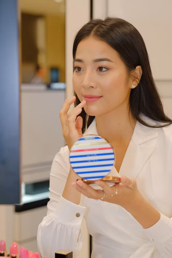 Do đóng vai "tiểu tam", cô nàng cho biết bản thân từng bị khán giả nhắn tin mắng chửi. "Khán giả từng nói tôi không ra gì, tôi bị ghét lây. Nhưng sau phần 3MV, tôi đã vững tâm hơn. Tôi cũng đọc được những tin nhắn hài hước như: "Phần 4, Hân hãy tỏ tình yêu Giang luôn đi. Đó sẽ là cái kết đẹp nhất", Karen chia sẻ.