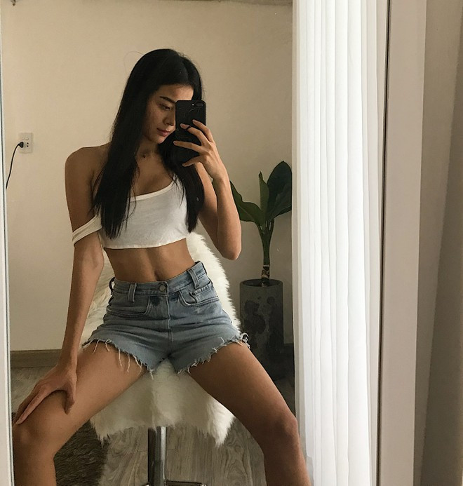 Karen Nguyễn chuộng phong cách thời trang trẻ trung, cá tính. Cô không ngại khoe những bộ ảnh sexy trên trang cá nhân.