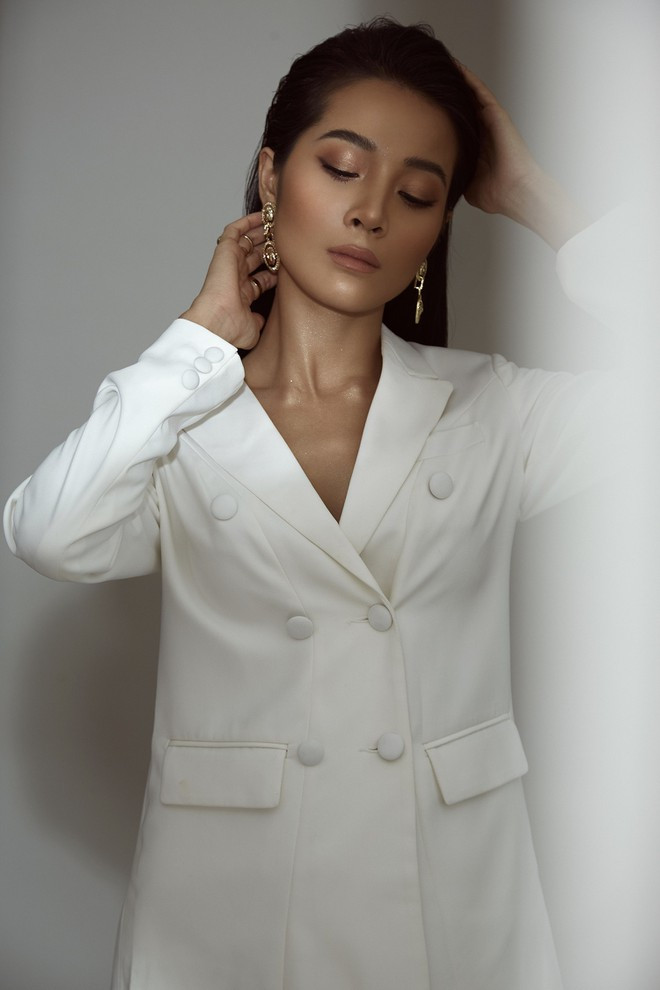 Khi được hỏi có lo sợ bị “đóng khung” ở một kiểu nhân vật, Karen trả lời: “Tôi không sợ. Ngược lại, thấy vui khi khán giả nhận ra đó là Karen. Nếu tôi sợ và khán giả chả nhớ tôi có vai gì đặc biệt hết thì sao?”.