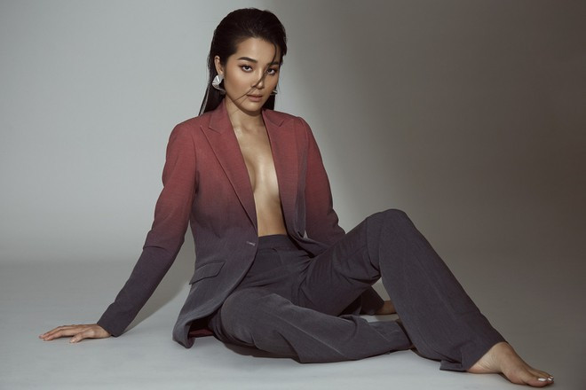 Karen Nguyễn cũng tiết lộ việc chăm chỉ tập luyện giúp cô cải thiện được ngoại hình, sức khỏe. "Trước đây, tôi không có một sức khỏe lý tưởng nhưng bây giờ đã có thể tập luyện những bộ môn như đấm đá. Bên cạnh đó, việc tập luyện cũng giúp bản thân có dáng đẹp, tự tin hơn khi chụp ảnh", "tiểu tam" trong MV của Hương Giang nói.