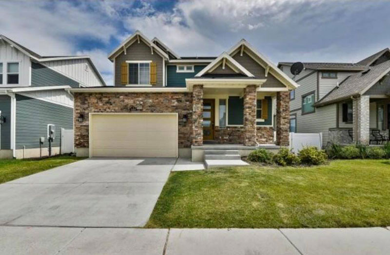 Hơn nửa năm về chung một nhà, mới đây Bi Bảo - Múi Xù khiến người yêu mến xuýt xoa khi tậu được nhà trên đất Mỹ. Ngôi nhà có diện tích khoảng 400 m2 gồm 5 phòng ngủ, 4 phòng tắm khá nổi bật tại một khu phố thuộc bang Utah.