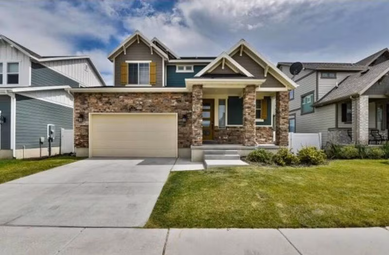 Hơn nửa năm về chung một nhà, mới đây Bi Bảo - Múi Xù khiến người yêu mến xuýt xoa khi tậu được nhà trên đất Mỹ. Ngôi nhà có diện tích khoảng 400 m2 gồm 5 phòng ngủ, 4 phòng tắm khá nổi bật tại một khu phố thuộc bang Utah.