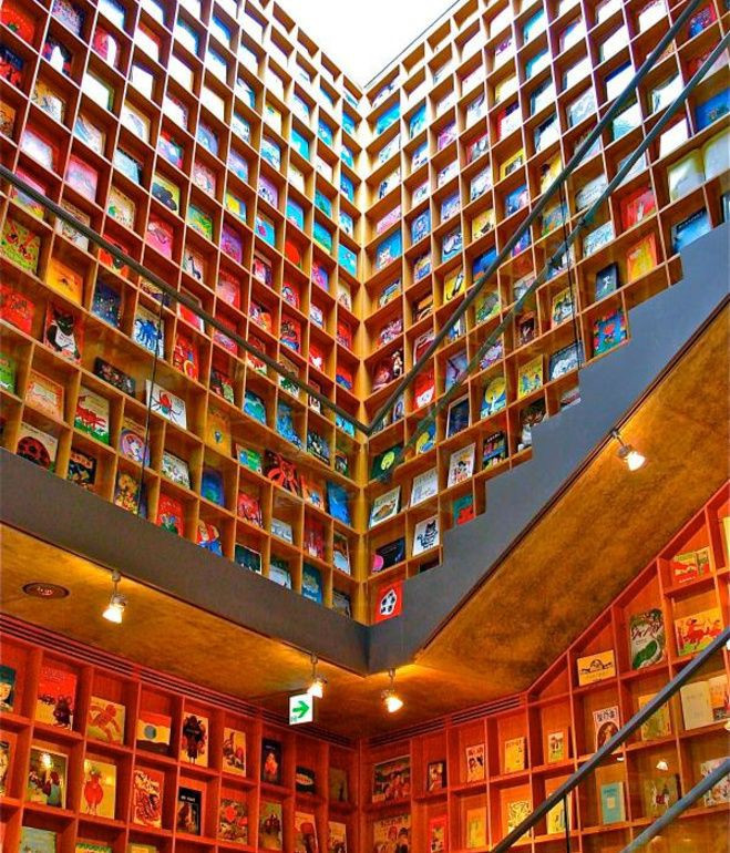 Khác hẳn với vẻ ngoài có phần cứng nhắc, người ta sẽ cảm thấy choáng ngợp hoàn toàn khi bước vào phía trong thư viện bởi vẻ rực rỡ của hàng ngàn cuốn sách ảnh được sắp xếp ngay ngắn và đẹp mắt trên kệ. Đồ trang trí, nội thất trong tòa nhà được giản lược tối đa. Các hành lang được giữ tối một cách có chủ ý, khiến sách nổi bật hơn bao giờ hết. "Nhờ bóng tối, bạn mới có thể nhìn thấy ánh sáng", Ando nói. Vị thế ven biển khiến tòa nhà thêm phần thơ mộng. Cũng nhờ lối kiến trúc độc đáo này, Bảo tàng Sách ảnh được xem là một trong 25 thư viện hiện đại nhất của thế giới.