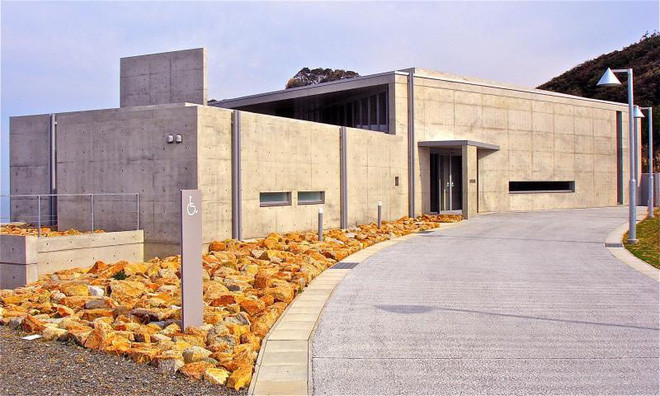 Bảo tàng Sách tranh có diện tích rộng 497m2 trên tổng diện tích sàn là 635 m2. Toà nhà được xây dựng chủ yếu dựa trên 3 vật liệu là bê tông, kính và gỗ. Kiến trúc sư Ando cho biết dù nhiều cho rằng bê tông là chất liệu gây cảm giác và nhàm chán nhưng đối với ông đây lại là chất liệu có chiều sâu và nhiều sắc thái màu sắc.