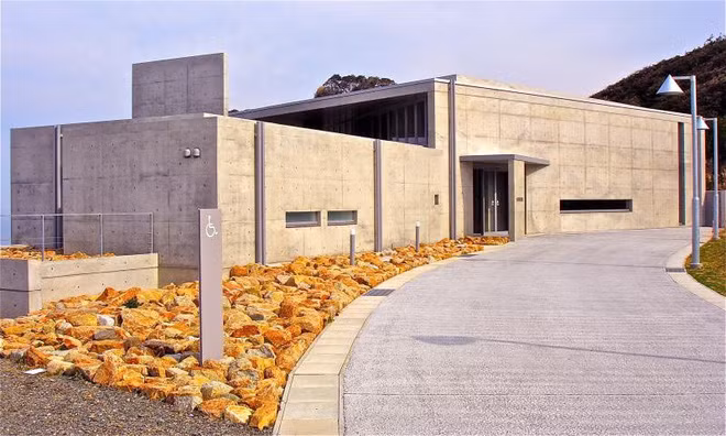 Bảo tàng Sách tranh có diện tích rộng 497m2 trên tổng diện tích sàn là 635 m2. Toà nhà được xây dựng chủ yếu dựa trên 3 vật liệu là bê tông, kính và gỗ. Kiến trúc sư Ando cho biết dù nhiều cho rằng bê tông là chất liệu gây cảm giác và nhàm chán nhưng đối với ông đây lại là chất liệu có chiều sâu và nhiều sắc thái màu sắc.