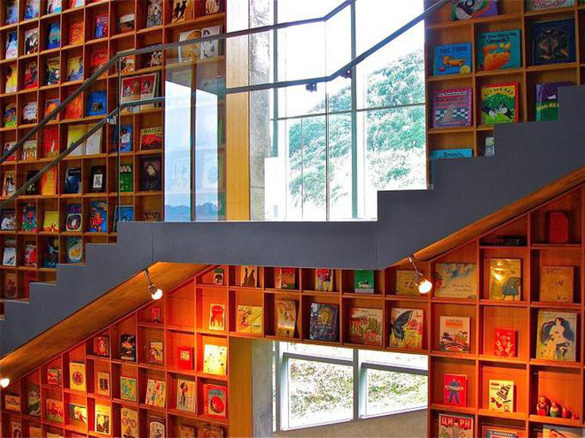 Đặc biệt, thư viện sở hữu bộ sưu tập sách thiếu nhi quốc tế gồm 1300 cuốn sách mà trước đây chưa từng được công bố rộng rãi. Vượt xa sự tưởng tượng và mục đích ban đầu là chỉ dành cho trẻ em trong khu vực, có tới 6000 người đã ghé thăm thư viện trong 10 tháng đầu tiên để chiêm ngưỡng kiến trúc và những đầu sách độc đáo tại đây.