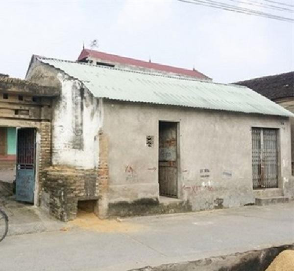 Trái ngược với căn nhà con gái đang ở, bố mẹ Nguyễn Thị Thành sống trong ngôi nhà lụp xụp ngoài bộ bàn ghế gỗ chẳng có gì đáng giá tiền triệu.