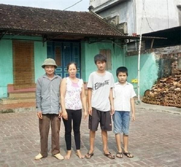 Gia đình Nguyễn Thị Thành, dưới cô còn có 2 em trai.