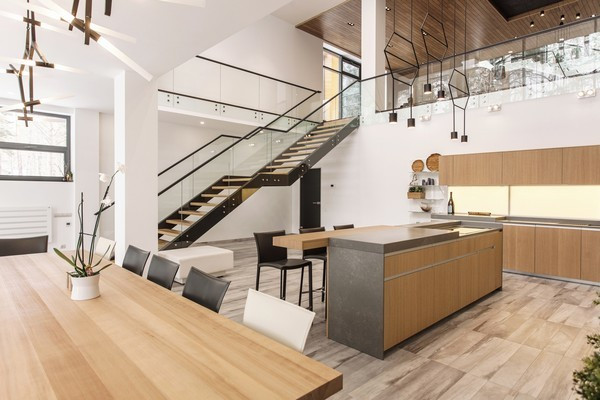 Phòng bếp càng nổi bật hơn với màu gỗ và màu lung linh của những chiếc đèn.