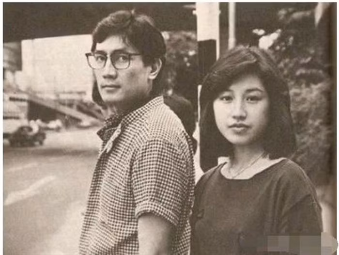 Bi kịch đầu tiên của bà tới từ người chồng đầu tiên và cũng là bạn diễn, nam diễn viên Lưu Vĩnh. Hai người hợp tác với nhau trong một bộ phim rồi nhanh chóng nảy sinh tình cảm, kết hôn năm 1983.