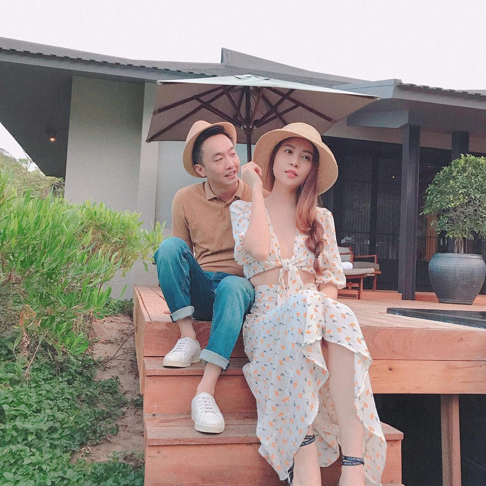 Được biết, Đàm Thu Trang và Cường Đô la công khai mối quan hệ vào tháng 9/2017, khi cả hai cùng chia sẻ trạng thái đã đính hôn trên trang cá nhân.