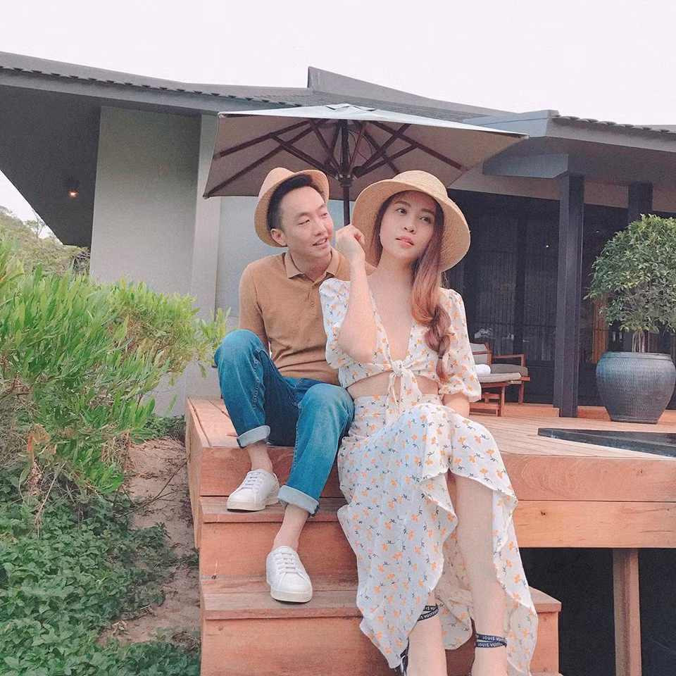 Được biết, Đàm Thu Trang và Cường Đô la công khai mối quan hệ vào tháng 9/2017, khi cả hai cùng chia sẻ trạng thái đã đính hôn trên trang cá nhân.