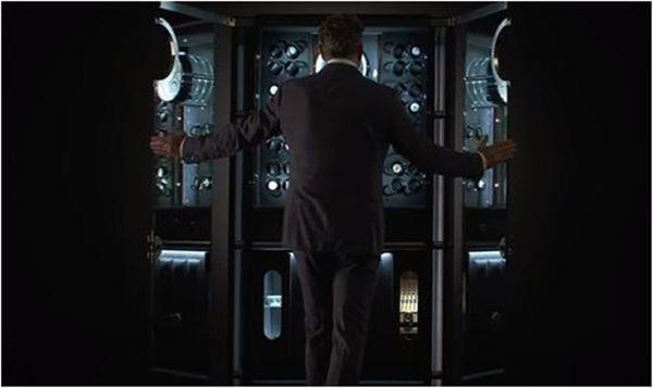 Khách có thể yêu cầu thiết kế lại bên trong để phù hợp nhu cầu của mình để các đồ bên trong. Két sắt được trang bị máy đo độ ẩm và hệ thống âm thanh HiFi Monolog 10 có thể phát nhạc và chức năng Bluetooth.