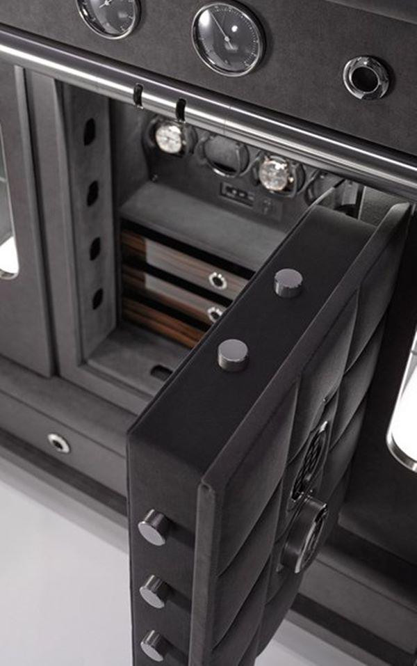 Chiếc két được trang bị kính chống đạn dày 16mm.