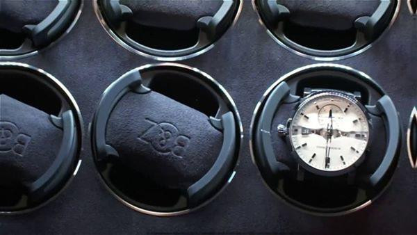 Bên trong két có 46 ngăn để đồng hồ và một ngăn kéo ở giữa.