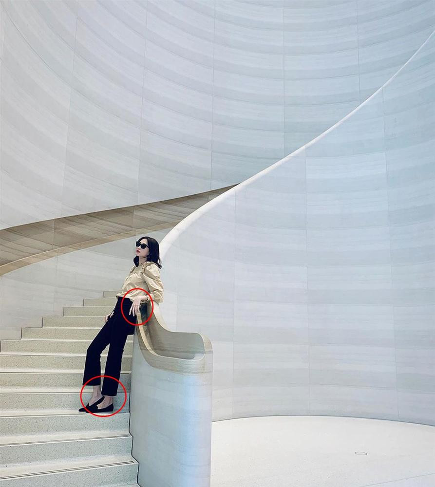 Nếu để ý, từ bức ảnh người đẹp Bạc Liêu đăng tải cách đây ít ngày, tóc cô cũng đã khá ngắn rồi. Tuy nhiên, khi ấy ở góc chụp không rõ mái tóc, lại thêm ảnh toàn cảnh nên ai nấy lại chỉ chú ý tới vóc dáng gầy gò, hốc hác của cô.