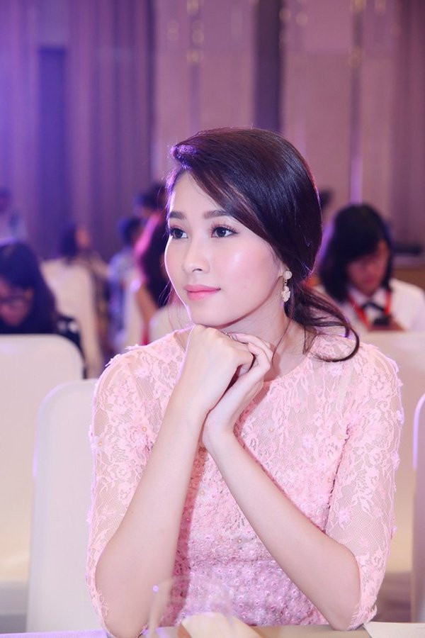 Mỗi lần biến tấu là diện mạo của Hoa hậu lại thêm phần tươi mới, cuốn hút.